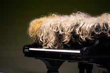 <p>Scena ze spektaklu &bdquo;I love Chopin&rdquo; Wrocławskiego Teatru Pantomimy</p>