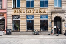 <p>Budynek Dolnośląskiej Biblioteki Publicznej w rynku</p>