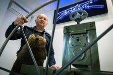 <p>Prof. Przemysław Tyszkiewicz przy prasie graficznej</p>