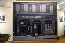 Wystawa "Czas pochwycony" w Ossolineum. Autor zdjęć nie jest znany. Fotografował przed wszystkim architekturę, mieszkańcy miasta są w tle