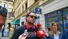 <p>Zdjęcia do filmu i serialu &bdquo;Doppelg&auml;nger. Sobowt&oacute;r&rdquo; Jana Holoubka (na zdjęciu) powstawały także we Wrocławiu</p>