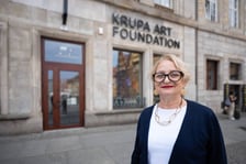 <p>Na zdjęciu Dorota Monkiewicz, kuratorka wystawy prac Wojciecha Fangora</p>