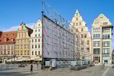 <p>Ekran na wrocławskim rynku w budowie. Od piątku 19 lipca seanse za darmo podczas Festiwalu Nowe Horyzonty</p>