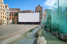 <p>Ekran na wrocławskim rynku w budowie. Od piątku 19 lipca seanse za darmo podczas Festiwalu Nowe Horyzonty</p>