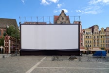 <p>Ekran na wrocławskim rynku w budowie. Od piątku 19 lipca seanse za darmo podczas Festiwalu Nowe Horyzonty</p>