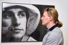 <p>Bartłomiej Podg&oacute;rniak przed swoim autoportretem w Oficynie Graficznej Tyszkiewicz</p>