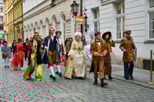 <p>Na zdjęciu przygotowania do sceny z serialu&nbsp;&bdquo;Doppelg&auml;nger. Sobowt&oacute;r&rdquo;, statyści w Sukiennicach</p>