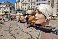 Wielkie głowy gwiazd Męskiego Grania na pl. Solnym