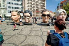 Wielkie głowy gwiazd Męskiego Grania na pl. Solnym