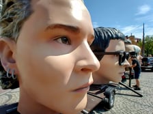 Wielkie głowy gwiazd Męskiego Grania na pl. Solnym