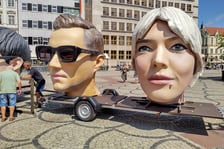 Wielkie głowy gwiazd Męskiego Grania na pl. Solnym