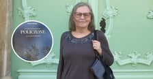 <p>Tłumaczka z języka węgierskiego Irena Makarewicz przed Muzeum Pana Tadeusza i przełożona przez nią książka &ndash; pierwszy tom trylogii Mikl&oacute;sa B&aacute;nffy, Wydawnictwo officyna 2024</p>
<p>&nbsp;</p>