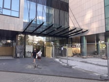 Przed głównym wejściem do budynku Sky Tower, 21 sierpnia 2024