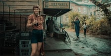 <p>Kadr z filmu "Simona Kossak". Na pierwszym planie Sandra Drzymalska</p>