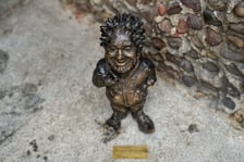 <p>Krasnal Movemenciak na cześć rapera OKI przy Barze Mlecznym Miś</p>