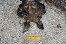 <p>Krasnal Movemenciak na cześć rapera OKI przy Barze Mlecznym Miś</p>