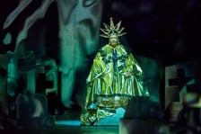 <p>Scena z prologu &bdquo;Romea i Julii&rdquo; w reżyserii Jana Klaty w Teatrze Muzycznym Capitol</p>