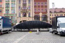 <p>Budowa sceny, na kt&oacute;rej 4 października wystąpią artyści</p>
