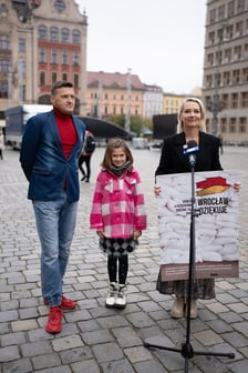 <p>Mariusz Dziubek, ośmioletnia Matylda, kt&oacute;ra wystąpi podczas koncertu 4 października w rynku i Agata Dzikowska&nbsp;</p>