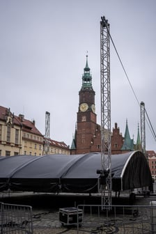 <p>Budowa sceny, na kt&oacute;rej 4 października wystąpią artyści</p>