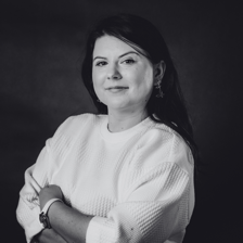 <p>Kulturoznawczyni, animatorka kultury i działaczka społeczna. Bogate doświadczenie w pracy z NGO i samorządem, specjalizuje się w kulturze na obszarach wiejskich.&nbsp;</p> <p>Witajcie! Jestem kulturoznawcą, animatorką kultury i działaczką społeczną, a moja przygoda z kulturą na terenach wiejskich trwa już od dobrych kilkunastu lat. Blisko 11 lat spędziłam w Urzędzie Gminy na stanowisku ds. wsp&oacute;łpracy lokalnej i promocji, gdzie miałam okazję zgłębić tajniki życia wiejskiego i wyzwań, z jakimi mierzą się jego mieszkańcy. Dzięki temu nauczyłam się nie tylko słuchać potrzeb ludzi, ale i odpowiadać na nie z pomysłem i humorem.&nbsp;</p> <p>W międzyczasie zostałam przewodniczącą stowarzyszenia &bdquo;Lepsze jutro, tw&oacute;rzmy dziś&rdquo;, gdzie od 2014 roku działam z zapałem, organizując r&oacute;żne kulturalne przedsięwzięcia. Od &bdquo;Festiwalu Dobrych Życzeń&rdquo; przez warsztaty artystyczne w wiejskich świetlicach, aż po edukacyjny program &bdquo;Poznaję Gminę Gaworzyce z Gaworkiem&rdquo;, w kt&oacute;rym tworzymy edukacyjne&nbsp; bajki o naszym regionie. Z pewną dumą mogę powiedzieć, że nasze projekty zostały docenione przez Narodowe Centrum Kultury &ndash; mieliśmy nawet okazję pokazać naszą pracę na Og&oacute;lnopolskiej Giełdzie Projekt&oacute;w w Katowicach.&nbsp;</p> <p>Przez lata, zajmowałam się też organizacją dużych imprez, jak Gaworzycki Jarmark Kupiecki czy Zlot K&oacute;ł Gospodyń Wiejskich. Zainicjowałam &bdquo;Wielkanocną grę terenową&rdquo; dla NGO z terenu Wzg&oacute;rz Dalkowskich, kt&oacute;ra jest kontynuowana i co roku przyciąga coraz więcej uczestnik&oacute;w.&nbsp;</p> <p>Moją pasją jest łączenie ludzi &ndash; samorządu, organizacji społecznych i instytucji kultury. Wierzę, że razem możemy zdziałać więcej, a dobra diagnoza potrzeb lokalnych, kulturalnych to klucz do sukcesu. Czuję się też częścią programu Odnowy Dolnośląskiej Wsi &ndash; tu drzemie ogromny kulturalny potencjał.&nbsp;</p> <p>Kiedy sama nie zajmuję się organizacją wydarzeń, to pewnie uczestniczę w innych. Prowadzę też swojego bloga &bdquo;Czułostki.com&rdquo;, gdzie daję upust swojej miłości do słowa pisanego, fotografii i podr&oacute;ży. Angażuję się w sprawy społeczne na kilku szczeblach aktywności zawodowej i społecznej, zdecydowanie jest to połączenie pasji z misją.&nbsp;</p> <p><strong>Rekomendacje:</strong></p> <ul class="wp-block-list"> <li>Rafał Pawlak</li> <li>Gminny Ośrodek Kultury I Biblioteki w Gaworzycach</li> </ul>