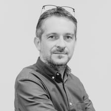 <p>Pracuję w kulturze od 2007, łączę zapał do działania z wieloletnim doświadczeniem. Aktualnie dyrektor Miejskiego Ośrodka Kultury i Sztuki w Bielawie. Wiele dodać, niewiele ująć.&nbsp;</p> <p>Ukończyłem studia magisterskie na kierunku finanse i bankowość oraz podyplomowe na kierunku administracji publicznej. Z lokalnym samorządem jestem związany od 2003 roku. W latach 2007-2014 pracowałem w Urzędzie Miejskim w Pieszycach najpierw jako kierownik Referatu Promocji, p&oacute;źniej na stanowisku zastępcy burmistrza. Następnie przez 5 lat byłem Dyrektorem Samorządowej Instytucji &ndash; Centrum Kultury i Turystyki w Walimiu gdzie byłem odpowiedzialny m.in. za rozw&oacute;j i przebudowę Zamku Grodno, Sztolni Walimskich i 6 świetlic wiejskich. Realizowałem projekty miękkie w ramach MKiDN i Euroregionu Glacensis.&nbsp;</p> <p>Od 2021 roku jestem Dyrektorem Miejskiego Ośrodka Kultury i Sztuki w Bielawie.&nbsp;</p> <p>Jestem otwarty na nowe wsp&oacute;łprace i inicjatywy, wspieram kulturalne przedsięwzięcia organizowane przez niezależne grupy i stowarzyszenia działające na terenie miasta Bielawa i okolic.&nbsp;</p> <p>W swoim zawodowym dorobku organizowałem wiele wydarzeń o dużej randze np. Regałowisko Reggae Rock Festiwal, Dni Bielawy, Dni Pieszyc, międzynarodowe festiwale muzyczne, dożynki gminne i powiatowe, pikniki, Festiwal Sera, Festiwal Gulaszu, Szanty w Rzeczce, Otwarcie sezonu turystycznego w G&oacute;rach Sowich, Jarmark Średniowieczny czy liczne uroczystości okazjonalne i patriotyczne.&nbsp;</p> <p><strong>Rekomendacje:</strong></p> <ul class="wp-block-list"> <li>Studio Piosenki i Tańca &bdquo;FART&rdquo;</li> <li>KUBA dance studio</li> <li>Joanna Mogilnitskiy</li> <li>BWA BREAKERS</li> </ul>