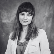 <p>Jestem absolwentką Akademii Sztuk Teatralnych we Wrocławiu, a także Pedagogiki Teatru w IKP Uniwersytetu Warszawskiego. Jestem aktorką, reżyserką, menadżerką i animatorką kultury.&nbsp;</p> <p>Odkąd ukończyłam AST aktywnie tworzę wrocławską kulturę &ndash; gł&oacute;wnie w dziedzinie teatru i animacji kultury. Od 2005 roku jestem związana z Wrocławskim Teatrem Komedia. Opr&oacute;cz dokonań aktorskich mam na swoim koncie także przedsięwzięcia reżyserskie i producenckie. W 2016 roku założyłam fundację i offowy Teatr Kombinat, w kt&oacute;rym pełnię funkcję dyrektora i menadżera. To miejsce, w kt&oacute;rym realizuję swoje marzenia artystyczne i do kt&oacute;rego zapraszam innych wrocławskich tw&oacute;rc&oacute;w z r&oacute;żnych dziedzin. Nieobce jest mi więc środowisko organizacji pozarządowych &ndash; znam jego blaski i cienie, bolączki i potrzeby. Wsp&oacute;łtworzyłam też Wrocławską Offensywę Teatralną &ndash; stowarzyszenie zrzeszające wrocławskie offowe teatry.&nbsp;&nbsp;</p> <p>Z ogromną pasją realizuję także projekty społeczne i pedagogiczne, pracując z amatorami. Przykładem może tu być międzypokoleniowy projekt społeczno-teatralny oparty na lokalnych historiach, zatytułowany &bdquo;Na walizkach&rdquo;, kt&oacute;ry zrealizowałam w 2018 roku z grupą teatralną przy GCKiS w Trzebnicy czy Teatr Nadodrzański, kt&oacute;ry prowadzę od 2023 roku w Konturach Kultury.&nbsp;</p> <p>Lubię też działać społecznie czy wolontaryjnie &ndash; w latach 2015-2024 byłam kuratorką sceny teatralnej największego w Polsce festiwalu kultury alternatywnej Slot Art w Lubiążu. Festiwal ten jest modelowym przykładem animacji kultury i unikalnym eksperymentem na pograniczu sztuki i działań społecznych.&nbsp;&nbsp;</p> <p>Uwielbiam też inspirować i dzielić się swoją wiedzą i umiejętnościami z młodymi ludźmi dlatego od lat działam jako pedagog we wrocławskich szkołach.&nbsp;&nbsp;</p> <p>Lubię działać i organizować &ndash; z ludźmi i dla ludzi.</p> <p><strong>Rekomendacje:</strong></p> <ul class="wp-block-list"> <li>Henryk Mazurkiewicz</li> <li>Marek Sztark</li> <li>Radek Grygoruk</li> <li>KONTURY KULTURY &ndash; Strefa Edukacji Tw&oacute;rczej</li> </ul>