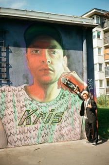 <p>Kadr z filmu &bdquo;Wrooklyn Zoo&rdquo; &ndash; mural z wizerunkiem Krzysztofa Skoniecznego</p>