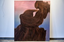 Zdjęcie z montażu wystawy Kosmatość Sylwii Muchy w Mia Art Gallery