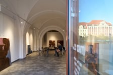Zdjęcie z montażu wystawy Kosmatość Sylwii Muchy w Mia Art Gallery