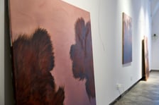 Zdjęcie z montażu wystawy Kosmatość Sylwii Muchy w Mia Art Gallery
