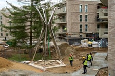 Dzień instalowania rzeźby Oskara Zięty w Apartamentach przy Parku Szczytnickim, 15 października 2024