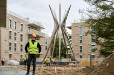 <p>Oskar Zięta i jego rzeźba w Apartamentach przy Parku Szczytnickim, 15 października 2024</p>