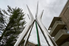 Dzień instalowania rzeźby Oskara Zięty w Apartamentach przy Parku Szczytnickim, 15 października 2024