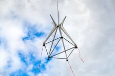 Dzień instalowania rzeźby Oskara Zięty w Apartamentach przy Parku Szczytnickim, 15 października 2024
