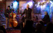 <p>Koncert "Wrocławscy artyści dla powodzian", Mleczarnia, 15.10.2024. Artur Caturian.</p>