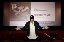 <p>Krzysztof Skonieczny w kinie DCF przed wrocławską premierą filmu &bdquo;Wrooklyn Zoo&rdquo;</p>