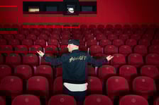 <p>Krzysztof Skonieczny w kinie DCF przed wrocławską premierą filmu &bdquo;Wrooklyn Zoo&rdquo;</p>