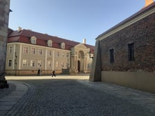 <p>Widok z Placu Katedralnego na budynek Papieskiego Wydziału Teologicznego we Wrocławiu&nbsp;</p>