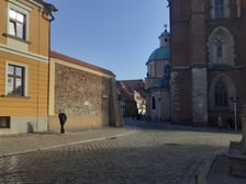 <p>Ulica Katedralna, w głębi Plac Katedralny (w XIV wieku pod jego brukiem był cmentarz parafialny)</p>