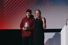 <p>Jesse Eisenberg z Indie Star Award i Urszula Śniegowska, dyrektorka artystyczna American Film Festival 2024</p>