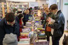 Mieszkańcy Wrocławia chętnie włączyli się w pomoc powodzianom z Ziemi Kłodzkiej i przez całą sobotę kupowali książki na kiermaszu w bibliotece na Nowym Dworze