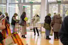 Mieszkańcy Wrocławia chętnie włączyli się w pomoc powodzianom z Ziemi Kłodzkiej i przez całą sobotę kupowali książki na kiermaszu w bibliotece na Nowym Dworze