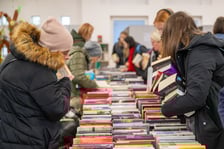 Mieszkańcy Wrocławia chętnie włączyli się w pomoc powodzianom z Ziemi Kłodzkiej i przez całą sobotę kupowali książki na kiermaszu w bibliotece na Nowym Dworze