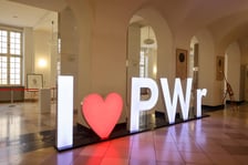 <p>Hol budynku A-1 Politechniki Wrocławskiej, w tle wystawa prac Wojciecha Siudmaka&nbsp;</p>