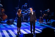 <p>Koncert "I tak przyjdzie wiosna!" został zorganizowany po to, żeby pom&oacute;c ludziom, kt&oacute;rzy ucierpieli w czasie wrześniowej powodzi. Na zdjęciu Justyna Szafran i Janek Konieczny&nbsp;</p>