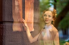 <p>Weronika Lucińska i jej prace</p>