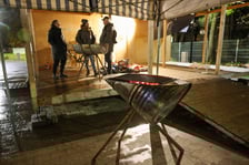 <p>Na zdjęciu wernisaż wystawy #Dług na Targowisku Jemiołowa</p>