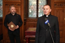 <p>Ksiądz Łukasz Piłat</p>