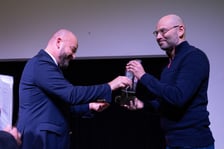 <p>Gala wręczenia nagr&oacute;d Pi&oacute;ro Fredry i Dobre Strony &ndash; prezydent wręcza nagrodę dla Wydawnictwa Karakter</p>